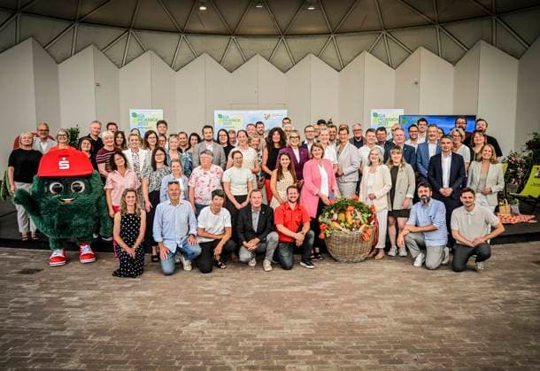 Pressekonferenz im Grugapark Essen, Picknick XXL: Die Internationale Gartenausstellung (IGA) 2027 Ruhrgebiet will am 20. Juni 2027 bis zu 100.000 Menschen zum IGA-Picknick zusammenbringen. An mehr als 50 Standorten im gesamten Ruhrgebiet sollen sie zusammenkommen und einen möglichen Weltrekord aufstellen. Die Veranstaltung wird gemeinsam mit zahlreichen Kommunen und Partnern aus der Region umgesetzt und soll die Vielfalt, den Zusammenhalt und die grünen Qualitäten der Region sichtbar machen. Die Schirmherrschaft übernimmt NRW-Ministerpräsident Hendrik Wüst. ** NUR FÜR REDAKTIONELLE ZWECKE ** EDITORIAL USE ONLY **<p>Gruppenfoto mit allen Beteiligten am Donnerstag, dem 18. Juni 2026. IGA 2027 plant Picknick-Weltrekord für das Ruh Copyright: KerstinxKokoska doc86cadj4pg6pchjmx83c ,EDITORIAL USE ONLY