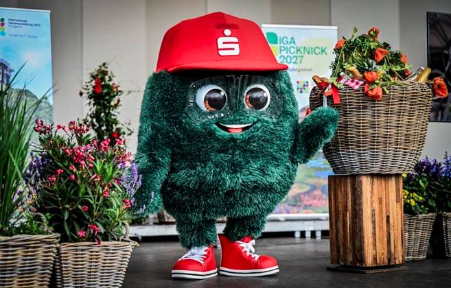 Pressekonferenz im Grugapark Essen, Picknick XXL: Die Internationale Gartenausstellung (IGA) 2027 Ruhrgebiet will am 20. Juni 2027 bis zu 100.000 Menschen zum IGA-Picknick zusammenbringen. An mehr als 50 Standorten im gesamten Ruhrgebiet sollen sie zusammenkommen und einen möglichen Weltrekord aufstellen. Die Veranstaltung wird gemeinsam mit zahlreichen Kommunen und Partnern aus der Region umgesetzt und soll die Vielfalt, den Zusammenhalt und die grünen Qualitäten der Region sichtbar machen. Die Schirmherrschaft übernimmt NRW-Ministerpräsident Hendrik Wüst. ** NUR FÜR REDAKTIONELLE ZWECKE ** EDITORIAL USE ONLY **<p>Das IGA Maskottchen Doc Morgen am Donnerstag, dem 18. Juni 2026. IGA 2027 plant Picknick-Weltrekord für das Ruhrge Copyright: KerstinxKokoska doc86cadfi4j0l1h8cyaqcf ,EDITORIAL USE ONLY