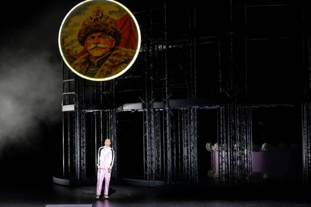 Martin G. Berger (in Vertretung szenisch als Peter der Erste, Peter Michaelow) während der Fotoprobe für Zar und Zimmermann in der Deutschen Oper in Berlin, 17. Juni 2026. Komische Oper in drei Akten von Albert Lortzing. Musikalische Leitung Antonello Manacorda. Inszenierung Martin G. Berger. Bühne Sarah-Katharina Karl. Kostüme Esther Bialas. Premiere ist am 20. Juni 2026. Deutsche Oper Berlin Zar und Zimmermann *** Martin G. Berger, standing in for the role of Peter the First, and Peter Michaelow during the photo rehearsal for The Tsar and the Carpenter at the Deutsche Oper in Berlin, June 17, 2026 Comic opera in three acts by Albert Lortzing Musical direction by Antonello Manacorda Directed by Martin G. Berger Set design by Sarah