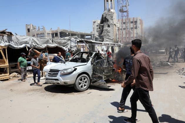 News Bilder des Tages Palestinians Gather at Site of Deadly Vehicle Strike in Gaza City Palestinians and Civil Defense personnel gather around a destroyed vehicle that was targeted in an Israeli airstrike in Gaza City, on June 18, 2026. The strike killed three Palestinians, according to medical sources, and caused significant damage to the vehicle. Photo by Belal Osama apaimages Gaza Gaza Strip Palestinian Territory 180626_Gaza_BO_1_00(3) Copyright: xapaimagesxBelalxOsamax xapaimagesx