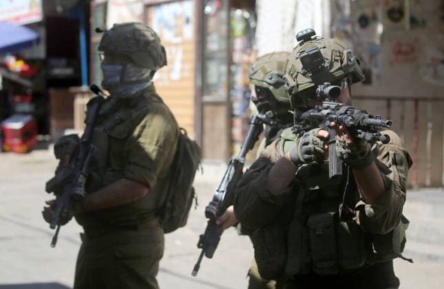 Palestinian-Israeli conflict in Nablus, Palestine - 18 Jun 2026 An Israeli soldier aims his weapon during a raid on the Balata refugee camp east of Nablus in the West Bank. Israeli forces raided the central market during a security operation. Palestinian sources said that the army arrested seven Palestinians from various neighborhoods in Nablus and its surrounding refugee camps. Nablus Palestine Copyright: xNasserxishatyehx xSOPAxImagesx Nishtayeh2312