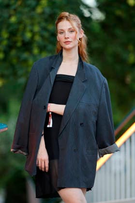 Schauspielerin Johanna Hens beim Sommerfest zum 35-jährigen Bestehen der Film- und Medienstiftung NRW sowie dem 25-jährigen Jubiläum des Medienmagazins DWDL im Park Cafe im Rheinpark. Köln, 17.06.2026 NRW Deutschland *** Actress Johanna Hens at the summer celebration marking the 35th anniversary of the Film and Media Foundation NRW and the 25th anniversary of the media magazine DWDL at the Park Cafe in Cologne’s Rheinpark, June 17, 2026, NRW, Germany,detected_source_language Copyright: xChristophxHardtx
