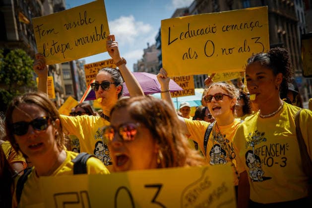 Protest by early childhood educators (ages 0–3) in Barcelona Early childhood educators (ages 0–3) during a protest in support of the strike by early childhood educators (ages 0–3) in Catalonia, on June 18, 2026, in Barcelona, Catalonia, Spain. Workers in the 0–3 age group in Catalonia are protesting low wages, high job insecurity, and high student-to-teacher ratios. They are calling for working conditions to be brought in line with those in other educational stages, increased public funding, and full recognition of the 0–3 age group as part of the education system—not merely as a childcare service. JUNE 18, 2026 Kike Rincó Spain,detected_source_language  Copyright: xKikexRinconx 7606291