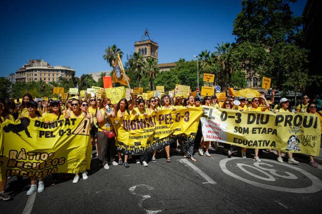 Protest by early childhood educators (ages 0–3) in Barcelona Early childhood educators (ages 0–3) during a protest in support of the strike by early childhood educators (ages 0–3) in Catalonia, on June 18, 2026, in Barcelona, Catalonia, Spain. Workers in the 0–3 age group in Catalonia are protesting low wages, high job insecurity, and high student-to-teacher ratios. They are calling for working conditions to be brought in line with those in other educational stages, more public funding, and full recognition of the 0–3 age group as part of the education system and not merely as a childcare service. JUNE 18, 2026 Kike Rincó Spain,detected_source_language  Copyright: xKikexRinconx 7606287