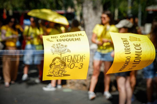 Protest by early childhood educators (ages 0–3) in Barcelona Early childhood educators (ages 0–3) during a protest in support of the strike by early childhood educators (ages 0–3) in Catalonia, on June 18, 2026, in Barcelona, Catalonia, Spain. Workers in the 0–3 age group in Catalonia are protesting low wages, high job insecurity, and high student-to-teacher ratios. They are calling for working conditions to be brought in line with those in other educational stages, increased public funding, and full recognition of the 0–3 age group as part of the education system—not merely as a childcare service. JUNE 18, 2026 Kike Rincó Spain,detected_source_language  Copyright: xKikexRinconx 7606298