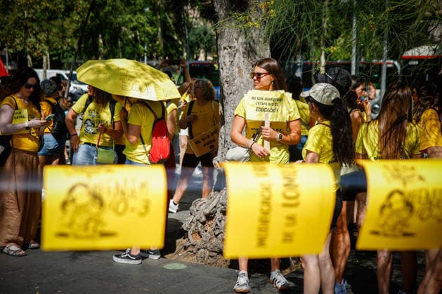 Protest by early childhood educators (ages 0–3) in Barcelona Early childhood educators (ages 0–3) during a protest in support of the strike by early childhood educators (ages 0–3) in Catalonia, on June 18, 2026, in Barcelona, Catalonia, Spain. Workers in the 0–3 age group in Catalonia are protesting low wages, high job insecurity, and high student-to-teacher ratios. They are demanding that their working conditions be brought in line with those in other educational stages, more public funding, and full recognition of the 0–3 age group as part of the education system and not merely as a childcare service. JUNE 18, 2026 Kike Rincó Spain,detected_source_language  Copyright: xKikexRinconx 7606299