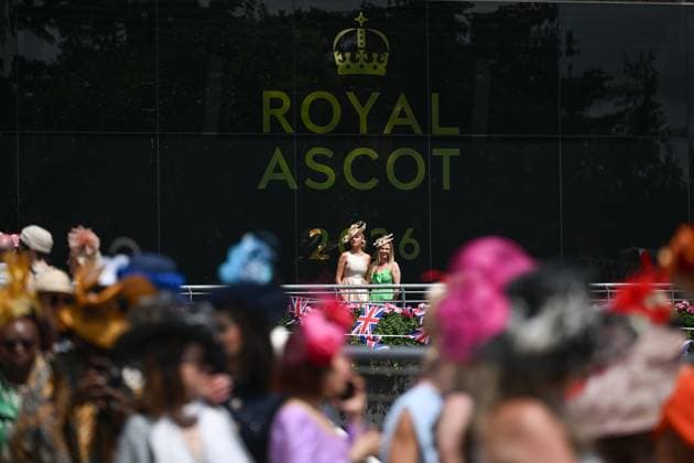 Royal Ascot 2026 BERKSHIRE, UNITED KINGDOM - JUNE 18: Visitors wearing elaborate hats and elegant outfits attend the third day of the traditional Royal Ascot horse racing event, held in the United Kingdom since 1711, at Ascot Racecourse in Berkshire, United Kingdom on June 18, 2026. Rasid Necati Aslim Anadolu Berkshire United Kingdom. Editorial use only. Please get in touch for any other usage.  Copyright: x2026xAnadoluxRasidxNecatixAslimx