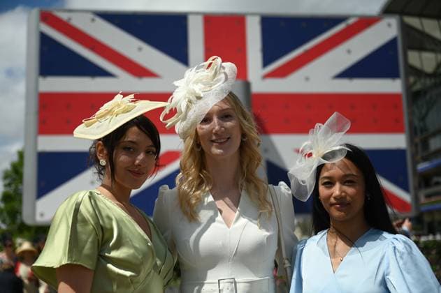 Royal Ascot 2026 BERKSHIRE, UNITED KINGDOM - JUNE 18: Visitors wearing elaborate hats and elegant outfits attend the third day of the traditional Royal Ascot horse racing event, held in the United Kingdom since 1711, at Ascot Racecourse in Berkshire, United Kingdom on June 18, 2026. Rasid Necati Aslim Anadolu Berkshire United Kingdom. Editorial use only. Please get in touch for any other usage.  Copyright: x2026xAnadoluxRasidxNecatixAslimx