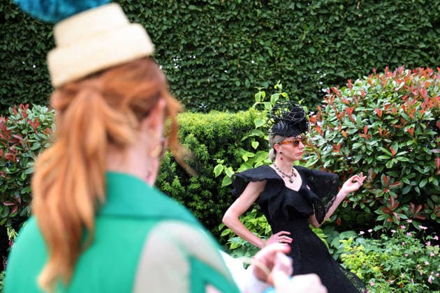 18.06.2026, Ascot, Windsor, GBR - Fashion on Ladies Day: Elegantly dressed women with hats at the racecourse. Ascot racecourse. (Zuschauer, Besucher, Publikum, Frauen, Huete, Kopfbedeckungen, Fashion, Eleganz, elegant, Mode, modisch, feminin) 260618D505ROYAL_ASCOT.JPG *** June 18, 2026, Ascot, Windsor, UK Fashion on Ladies Day