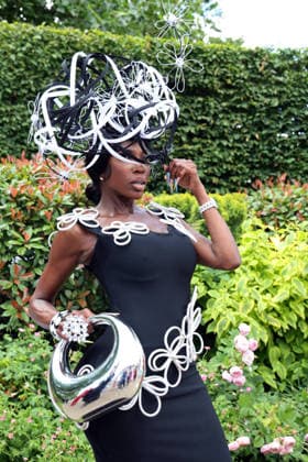 18.06.2026, Ascot, Windsor, GBR - Fashion on Ladies Day: Elegantly dressed woman with hat at the racecourse. Ascot racecourse. (Zuschauer, Besucher, Publikum, Frau, Hut, Kopfbedeckung, Fashion, Eleganz, elegant, Mode, modisch, feminin) 260618D506ROYAL_ASCOT.JPG *** June 18, 2026, Ascot, Windsor, UK Fashion on Ladies Day