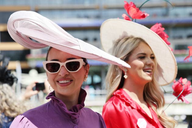 18.06.2026, Ascot, Windsor, GBR - Fashion on Ladies Day: Elegantly dressed women with hats at the racecourse. Ascot racecourse. (Zuschauer, Besucher, Publikum, Frauen, Huete, Kopfbedeckungen, Fashion, Eleganz, elegant, Mode, modisch, feminin) 260618D511ROYAL_ASCOT.JPG *** June 18, 2026, Ascot, Windsor, GBR Fashion on Ladies Day
