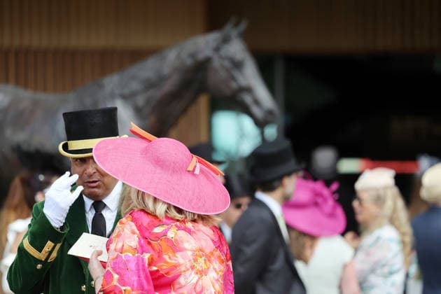 18.06.2026, Ascot, Windsor, GBR - Fashion on Ladies Day: Elegantly dressed people with hats at the racecourse. Ascot racecourse. (Zuschauer, Besucher, Publikum, Frauen, Huete, Kopfbedeckungen, Fashion, Eleganz, elegant, Mode, modisch, Maenner, Zylinder, Menschenmenge, Zuschauermenge, Pferdestatue) 260618D512ROYAL_ASCOT.JPG *** June 18, 2026, Ascot, Windsor, GBR Fashion on Ladies Day