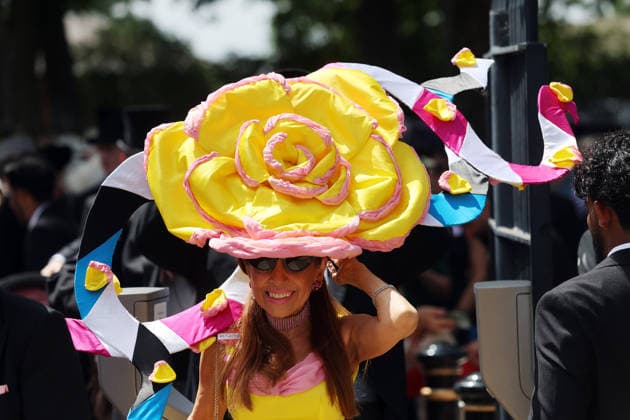 18.06.2026, Ascot, Windsor, GBR - Fashion on Ladies Day: Elegantly dressed woman with hat at the racecourse. Ascot racecourse. (Zuschauer, Besucher, Publikum, Frau, Hut, Kopfbedeckung, Fashion, Eleganz, elegant, Mode, modisch, feminin) 260618D513ROYAL_ASCOT.JPG *** June 18, 2026, Ascot, Windsor, UK Fashion on Ladies Day