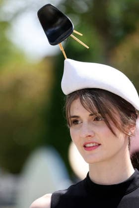 18.06.2026, Ascot, Windsor, GBR - Fashion on Ladies Day: Elegantly dressed woman with hat at the racecourse. Ascot racecourse. (Zuschauer, Besucher, Publikum, Frau, Hut, Kopfbedeckung, Fashion, Eleganz, elegant, Mode, modisch, feminin) 260618D517ROYAL_ASCOT.JPG *** June 18, 2026, Ascot, Windsor, GBR Fashion on Ladies Day