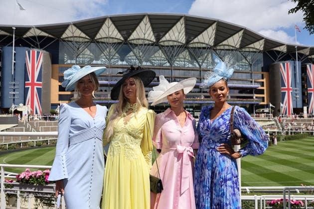 18.06.2026, Ascot, Windsor, GBR - Fashion on Ladies Day: Elegantly dressed women with hats at the racecourse. Ascot racecourse. (Zuschauer, Besucher, Publikum, Frauen, Huete, Kopfbedeckungen, Fashion, Eleganz, elegant, Mode, modisch, feminin) 260618D519ROYAL_ASCOT.JPG *** June 18, 2026, Ascot, Windsor, UK Fashion on Ladies Day