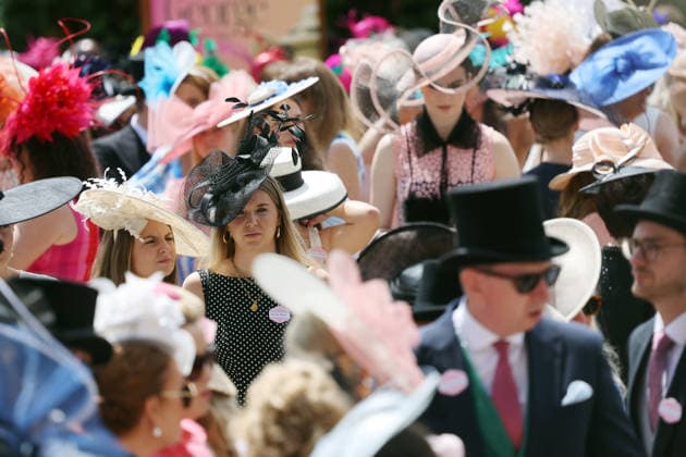 18.06.2026, Ascot, Windsor, GBR - Fashion on Ladies Day: Elegantly dressed people with hats at the racecourse. Ascot racecourse. (Zuschauer, Besucher, Publikum, Frauen, Huete, Kopfbedeckungen, Fashion, Eleganz, elegant, Mode, modisch, Maenner, Zylinder, Menschenmenge, Zuschauermenge) 260618D522ROYAL_ASCOT.JPG *** June 18, 2026, Ascot, Windsor, GBR Fashion on Ladies Day