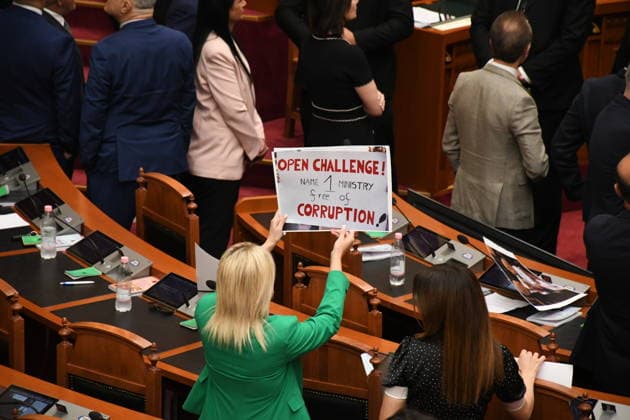 News Bilder des Tages Opposition MPs in Albania block the parliamentary podium TIRANA, ALBANIA - JUNE 18: Opposition MPs unfurl banners in support of the demonstrations as session of the Albanian Parliament is interrupted several times after MPs from the main opposition party, the Democratic Party (PD), block the podium in Tirana, Albania on June 18, 2026. The agenda for the parliamentary session included a briefing by Ferit Hoxha, Minister for European and Foreign Affairs, on the country’s accession negotiations with the European Union (EU), and the discussion of several draft laws. After Parliamentary Speaker Niko Peleshi gave the floor to Minister Hoxha, PD MPs blocked the podium, demanding that the floor be given to the party’s leader, Sali Berisha. Olsi She  Copyright: x2026xAnadoluxOlsixShehux