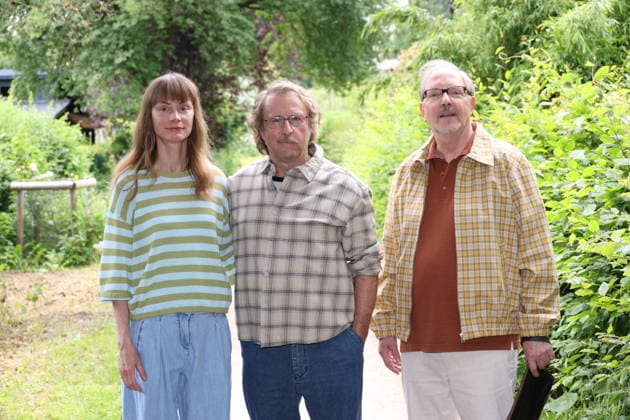 Katharina Marie Schubert, Bjarne Mädel und Olli Dittrich beim Fototermin anläßlich der Dreharbeiten zur NDR-Fernsehkomödie Prange 2 in Hamburg Lokstedt am 18.6.2026, wie in der Komödie Prange - man ist ja Nachbar spielt Bjarne Mädel wieder den spießigen Nachbarn Ralf Prange in einer Rotklinkersiedlung in Hamburg, ist nun aber verliebt in die Postbotin Dörte (Katharina Marie Schubert) und hat weiterhin Zoff mit dem Nachbarn Horst Rohde (Olli Dittrich)