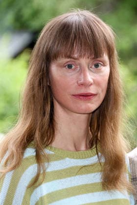 Katharina Marie Schubert beim Fototermin anläßlich der Dreharbeiten zur NDR-Fernsehkomödie Prange 2 in Hamburg Lokstedt am 18.6.2026, wie in der Komödie Prange - man ist ja Nachbar spielt Bjarne Mädel wieder den spießigen Nachbarn Ralf Prange in einer Rotklinkersiedlung in Hamburg, ist nun aber verliebt in die Postbotin Dörte (Katharina Marie Schubert) und hat weiterhin Zoff mit dem Nachbarn Horst Rohde (Olli Dittrich) *** Katharina Marie Schubert at a photo shoot during the filming of the NDR TV comedy Prange 2 in Hamburg-Lokstedt on June 18, 2026, Just as in the comedy Prange