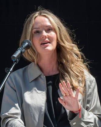 Muenchen bei der Praesentation des Bauzaunes, Start in die Bauphase, es spicht Mona Fuchs 2. Buergermeisterin, *** Munich, at the unveiling of the construction fence; the start of the construction phase; Mona Fuchs, 2nd Mayor, speaks,,detected_source_language