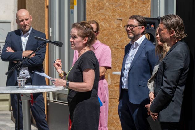 Muenchen bei der Praesentation des Bauzaunes, Start in die Bauphase, es spicht Dr.-Img. Jeanne-Marie Ehbauer *** Munich, at the unveiling of the construction fence; the start of the construction phase; Dr. Img Jeanne Marie Ehbauer speaks,detected_source_language