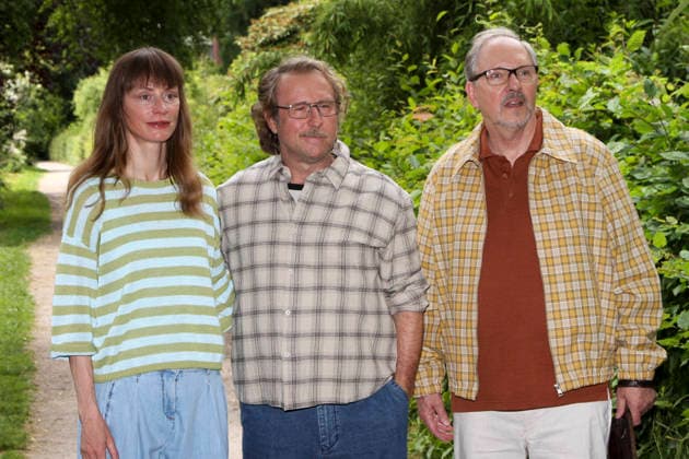 ABB PRANGE2- Doerte Katharina Marie Schubert als Doerte Krampitz, Bjarne Mädel Maedel als Ralf Prange Regisseur Lars Jessen und Olli Dittrich als Nachbar Horst Rohde Schauspieler beim NDR Set Fototermin zum TV Film Komoedie Prange 2 Drehort Kleingartenverein am 18.06.2026 in Hamburg Hamburg Deutschland *** ABB PRANGE2