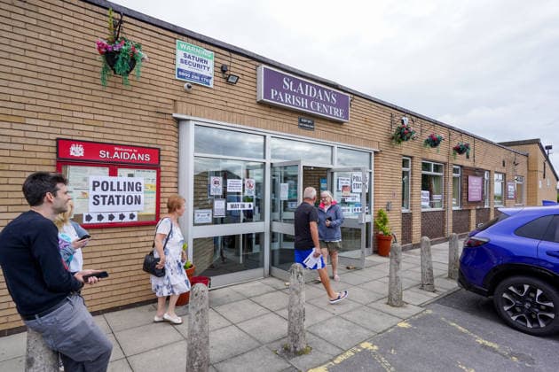 Makerfield by-election in United Kingdom ASHTON-IN-MAKERFIELD, UNITED KINGDOM - JUNE 18: Voters arrive to vote at St Aidans Parish centre polling station during the Makerfield by-election on June 18, 2026, in Ashton in Makerfield, United Kingdom. Loannis Alexopoulos Anadolu Ashton in Makerfield United Kingdom. Editorial use only. Please get in touch for any other usage.  Copyright: x2026xAnadoluxLoannisxAlexopoulosx
