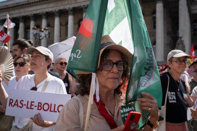 Several hundred journalists and media professionals marched from Place de la Bourse to the Ministry of Culture in Paris to raise public awareness about the crisis facing the industry, amid a growing number of layoffs, a faltering business model, and upheavals linked to AI. - 18 06 2026 - France Paris -  OlivierxDonnarsx xLexPictorium LePictorium_0336645