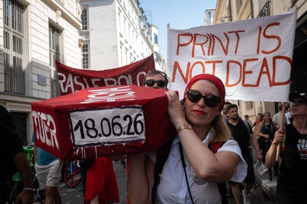 Several hundred journalists and media professionals marched from Place de la Bourse to the Ministry of Culture in Paris to raise public awareness about the crisis facing the industry, amid a growing number of layoffs, a faltering business model, and upheavals linked to AI. - 18 06 2026 - France Paris -  OlivierxDonnarsx xLexPictorium LePictorium_0336648
