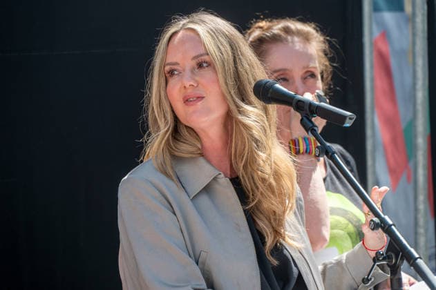 Muenchen bei der Praesentation des Bauzaunes, Start in die Bauphase, es spicht Mona Fuchs 2. Buergermeisterin, *** Munich, at the unveiling of the construction fence; the start of the construction phase; Mona Fuchs, 2nd Mayor, speaks,,detected_source_language