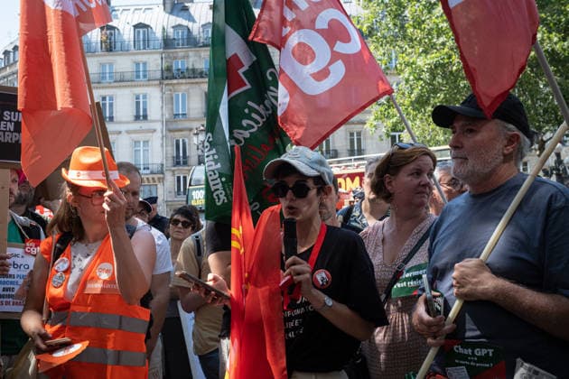Several hundred journalists and media professionals marched from Place de la Bourse to the Ministry of Culture in Paris to raise public awareness about the crisis facing the industry, amid a growing number of layoffs, a faltering business model, and upheavals linked to AI. - 18 06 2026 - France Paris -  OlivierxDonnarsx xLexPictorium LePictorium_0336667