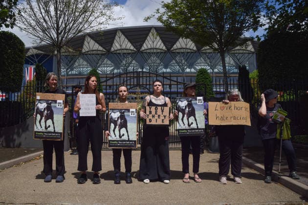 June 18, 2026, Ascot, England, United Kingdom: Animal rights activists from the group Animal Aid stage a protest outside Ascot Racecourse during Royal Ascot 2026, calling for an end to horse racing. Campaigners say that over 200 racehorses die each year in the UK. Ascot United Kingdom  - ZUMAv130 20260618_zip_v130_003 Copyright: xVukxValcicx
