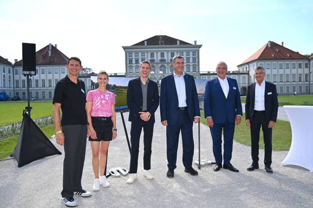 v.li:Michael TEUBER,Jessica BREDOW WERNDL,Dominik KRAUSE,Markus SOEDER (Ministerpraesident Bayern und CSU Vorsitzender),Joachim HERRMANN (Innenminister Bayern), Herbert HAINER (Praesident Bayern Muenchen). Pressetermin im Rahmen der Einladung der Olympischen Spitzenverbaende zur Vorstellung des vertieften Bewerbungskonzepts Muenchen 20XX am Donnerstag, 18.06.2026 vor dem Schloss Nymphenburg *** From left
