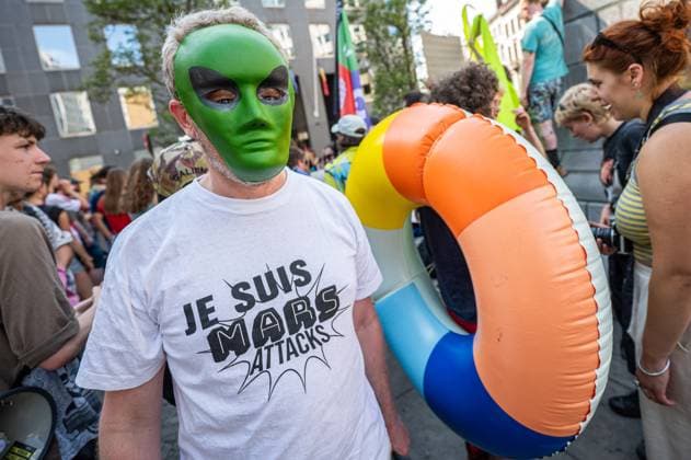 News Bilder des Tages Protester pictured at a protest gathering in front of the Federation Wallonia-Brussels government (Federation Wallonie-Bruxelles - Federatie Wallonie-Brussel), in Brussels, on Thursday 18 June 2026. Teachers and education workers protest against the program decree for education, which includes numerous austerity measures.  EMILExWINDAL 178085443