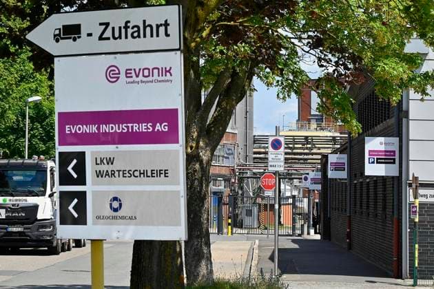 Evonik will Standort Witten 2027 schließen ** NUR FÜR REDAKTIONELLE ZWECKE ** EDITORIAL USE ONLY **<p>Ansicht Werkstor an der Arthur-Imhausen-Straße: Der Chemiekonzern Evonik Industries AG, fotografiert am 18.6.2026, will den Standort Witten, gelegen an der Arthur-Imhausen-Straße zwischen Dortmunder Straße und Annenstraße in Witten im kommenden Jahr 2027 schließen. -- Deutschland NRW Witten Copyright: JürgenxTheobald *** Evonik Plans to Close Witten Site in 2027 FOR EDITORIAL PURPOSES ONLY EDITORIAL USE ONLY p View of the plant gate on Arthur Imhausen Straße The chemical company Evonik Industries AG, photographed on June 18, 2026, plans to close its Witten site, located on Arthur Imhausen Street between Dortmunder Street and Anne Copyright: JürgenxTheobald doc86cd756qjcndlz7t29 ,EDITORIAL USE ONLY