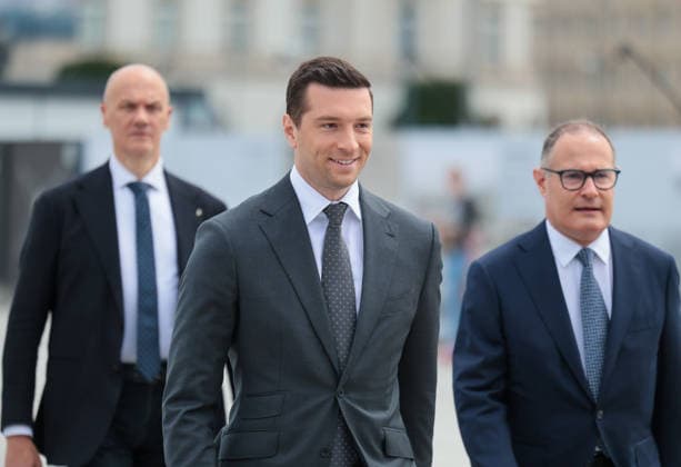 Jordan Bardella visits Poland Photo: Mateusz Grochocki East News French MEP and president of the National Rally Jordan Bardella attends a wreath laying ceremony at the Tomb of the Unknown Soldier on June 18, 2026 in Warsaw, Poland. The French politician is visiting Poland at the invitation of the Polish right-wing party National Movement. EN_01679479_0016 