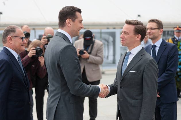 Jordan Bardella visits Poland Photo: Mateusz Grochocki East News French MEP and president of the National Rally Jordan Bardella attends a wreath laying ceremony at the Tomb of the Unknown Soldier on June 18, 2026 in Warsaw, Poland. The French politician is visiting Poland at the invitation of the Polish right-wing party National Movement. Pictured: Jordan Bardella is greeted by the leader of the National Movement Krzysztof Bosak. EN_01679479_0018 