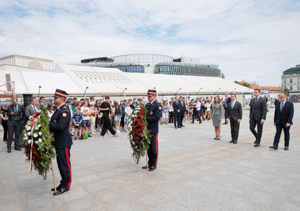 Jordan Bardella visits Poland Photo: Mateusz Grochocki East News French MEP and president of the National Rally Jordan Bardella attends a wreath laying ceremony at the Tomb of the Unknown Soldier on June 18, 2026 in Warsaw, Poland. The French politician is visiting Poland at the invitation of the Polish right-wing party National Movement. Pictured: Jordan Bardella is accompanied by the leaders of the National Movement Anna Brylka (L) and Krzysztof Bosak (2L). EN_01679479_0021 