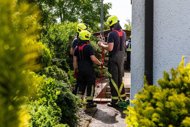Pferd in Kellerabgang gestürzt Feuerwehr muss Geländer demontieren Kran rettet Tier nach Sedierung Klinik unterstützt vor Ort Am 18.06.2026 wurde in Klein-Auheim ein Pferd aus einem Kellerabgang eines Einfamilienhauses gerettet. Das Tier war zuvor aus einer Koppel entlaufen und über Wiesen sowie in Nachbargärten geraten. Dabei wurden Zäune, eine Mauer, eine Tür und Gartenelemente beschädigt. Die Feuerwehr setzte zur Rettung ein Kranfahrzeug ein, nachdem das Pferd sediert worden war. Ärztinnen einer Pferdeklinik aus Großostheim unterstützten den Einsatz vor Ort. Hanau Kleinauheim Hessen Deutschland *** Horse Falls into Basement Stairwell; Fire Department Must Dismantle Railing; Crane Rescues Animal After Sedation; Clin
