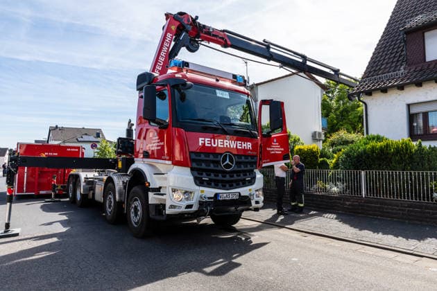 Pferd in Kellerabgang gestürzt Feuerwehr muss Geländer demontieren Kran rettet Tier nach Sedierung Klinik unterstützt vor Ort Am 18.06.2026 wurde in Klein-Auheim ein Pferd aus einem Kellerabgang eines Einfamilienhauses gerettet. Das Tier war zuvor aus einer Koppel entlaufen und über Wiesen sowie in Nachbargärten geraten. Dabei wurden Zäune, eine Mauer, eine Tür und Gartenelemente beschädigt. Die Feuerwehr setzte zur Rettung ein Kranfahrzeug ein, nachdem das Pferd sediert worden war. Ärztinnen einer Pferdeklinik aus Großostheim unterstützten den Einsatz vor Ort. Hanau Kleinauheim Hessen Deutschland *** Horse Falls into Basement Stairwell; Fire Department Must Dismantle Railing; Crane Rescues Animal After Sedation; Clin