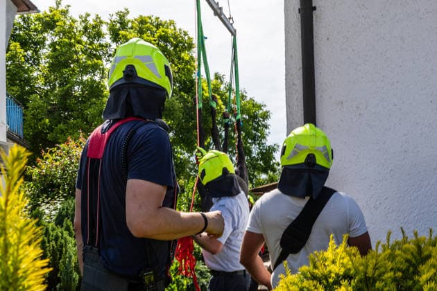 Pferd in Kellerabgang gestürzt Feuerwehr muss Geländer demontieren Kran rettet Tier nach Sedierung Klinik unterstützt vor Ort Am 18.06.2026 wurde in Klein-Auheim ein Pferd aus einem Kellerabgang eines Einfamilienhauses gerettet. Das Tier war zuvor aus einer Koppel entlaufen und über Wiesen sowie in Nachbargärten geraten. Dabei wurden Zäune, eine Mauer, eine Tür und Gartenelemente beschädigt. Die Feuerwehr setzte zur Rettung ein Kranfahrzeug ein, nachdem das Pferd sediert worden war. Ärztinnen einer Pferdeklinik aus Großostheim unterstützten den Einsatz vor Ort. Hanau Kleinauheim Hessen Deutschland *** Horse Falls into Basement Stairwell; Fire Department Must Dismantle Railing; Crane Rescues Animal After Sedation; Clin