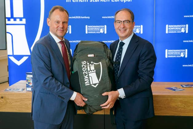 CNTV INNENMINISTER-Andy Grote Innensenator SPD Hamburg Alexander Dobrindt ist ein deutscher CSU Politiker Bundesminister des Innern zu Gast bei der praesentation des Notfallrucksackzu Gast auf der 225.Sitzung der Staendigen Konferenz der Innenminister und Senatoren der Laender am 18. Juni 2026 im Congress Center Hamburg Hamburg Deutschland *** CNTV INTERIOR MINISTER Andy Grote, Senator for the Interior (SPD), Hamburg; Alexander Dobrindt, a German CSU politician and Federal Minister of the Interior, was a guest at the presentation of the emergency backpack and attended the 225th meeting of the Standing Conference of State Ministers and Senators of the Interior on June 18, 2026 at the Congress Center Hamburg, Hamburg, Germany,detected_source_