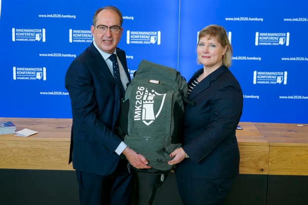 CNTV INNENMINISTER- Alexander Dobrindt ist ein deutscher CSU Politiker Bundesminister des Innern mit Koordinatorin des Zivilschutzes in Deutschland Grit Tüngler Tuengler bei der praesentation des Notfallrucksackzu Gast auf der 225.Sitzung der Staendigen Konferenz der Innenminister und Senatoren der Laender am 18. Juni 2026 im Congress Center Hamburg Hamburg Deutschland *** CNTV