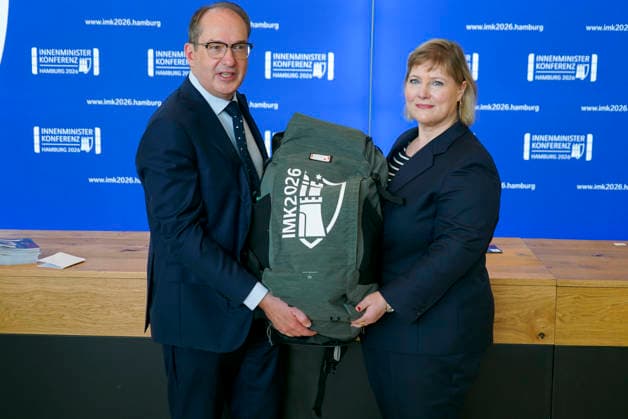 News Bilder des Tages CNTV INNENMINISTER- Alexander Dobrindt ist ein deutscher CSU Politiker Bundesminister des Innern mit Koordinatorin des Zivilschutzes in Deutschland Grit Tüngler Tuengler bei der praesentation des Notfallrucksackzu Gast auf der 225.Sitzung der Staendigen Konferenz der Innenminister und Senatoren der Laender am 18. Juni 2026 im Congress Center Hamburg Hamburg Deutschland *** CNTV