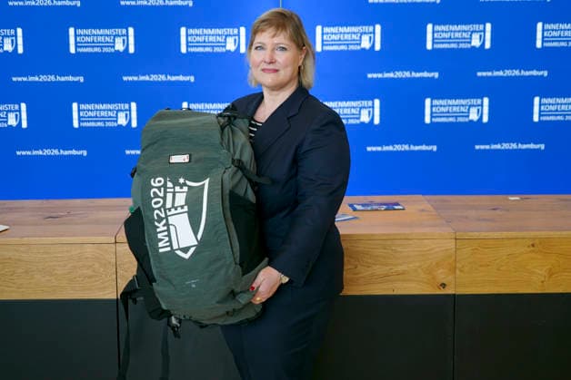 CNTV INNENMINISTER- Koordinatorin des Zivilschutzes in Deutschland Grit Tüngler Tuengler bei der praesentation des Notfallrucksackzu Gast auf der 225.Sitzung der Staendigen Konferenz der Innenminister und Senatoren der Laender am 18. Juni 2026 im Congress Center Hamburg Hamburg Deutschland *** CNTV MINISTER OF THE INTERIOR Grit Tüngler Tuengler, Coordinator of Civil Protection in Germany, presenting the emergency backpack as a guest at the 225th meeting of the Standing Conference of Ministers of the Interior and Senators of the States on June 18, 2026, at the Congress Center Hamburg, Hamburg, Germany,detected_source_language