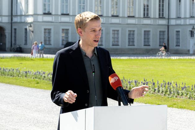 Munich, Bavaria, Germany - June 18, 2026: Dominik Krause (Alliance 90 The Greens, Mayor of Munich) Single image, single subject. Press conference held by the leading sports federations in front of Nymphenburg Palace to present Munich™s expanded bid concept, as well as the unique features and opportunities the state capital offers as a national candidate for the Summer Olympic Games *** Dominik Krause (Bündnis 90 Die Grünen, OB, Oberbürgermeister Stadt München) Einzelbild, Einzelmotiv. Pressekonferenz der Spitzensportverbände vor Schloss Nymphenburg zur Vorstellung des erweiterten Münchner Bewerbungskonzepts sowie der Besonderheiten und Chancen der Landeshauptstadt als nationaler Bewerber für die Olympischen Sommerspiele