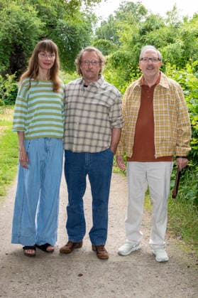 Katharina Marie Schubert, Bjarne Mädel und Olli Dittrich beim Fototermin am Set vom NDR-Film Prange 2 im Kleingartenverein Stresemannallee. Hamburg, 18.06.2026 *** Katharina Marie Schubert, Bjarne Mädel, and Olli Dittrich at a photo shoot on the set of the NDR film Prange 2 at the Stresemannallee Allotment Garden Association in Hamburg, June 18, 2026,detected_source_language Foto:xC.xTamckex xFuturexImagex prange_6614