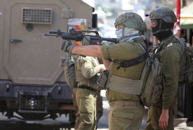 June 18, 2026, Nablus, West Bank, Palestine: An Israeli soldier aims his weapon during a raid on the Balata refugee camp east of Nablus in the West Bank. Israeli forces raided the central market during a security operation. Palestinian sources said that the army arrested seven Palestinians from various neighborhoods in Nablus and its surrounding refugee camps. Nablus Palestine - ZUMAs197 20260618_aaa_s197_001 Copyright: xNasserxishatyehx