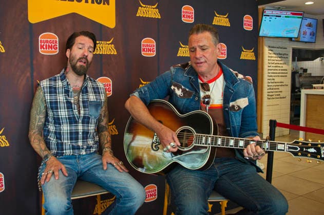 Alec Völkel und Sascha Vollmer beim Event The BossHoss - Das kleinste Konzert ihrer Bandgeschichte im Burger King in der Landsberger Allee. Berlin, 18.06.2026 *** Alec Völkel and Sascha Vollmer at the event The BossHoss Foto:xC.xBehringx xFuturexImagex bosshoss_6602