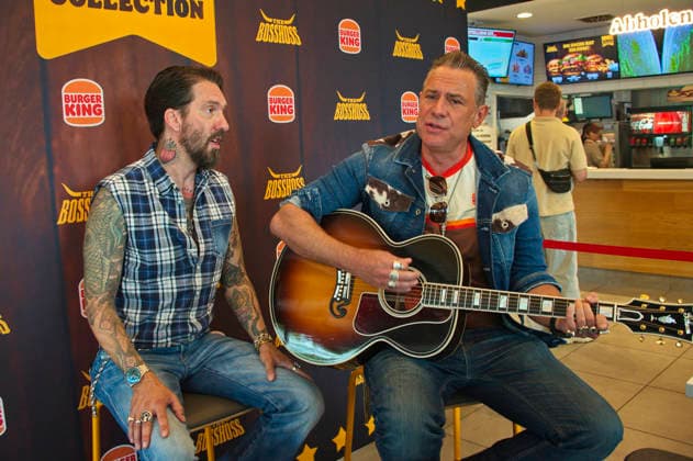 Alec Völkel und Sascha Vollmer beim Event The BossHoss - Das kleinste Konzert ihrer Bandgeschichte im Burger King in der Landsberger Allee. Berlin, 18.06.2026 *** Alec Völkel and Sascha Vollmer at the event The BossHoss Foto:xC.xBehringx xFuturexImagex bosshoss_6603